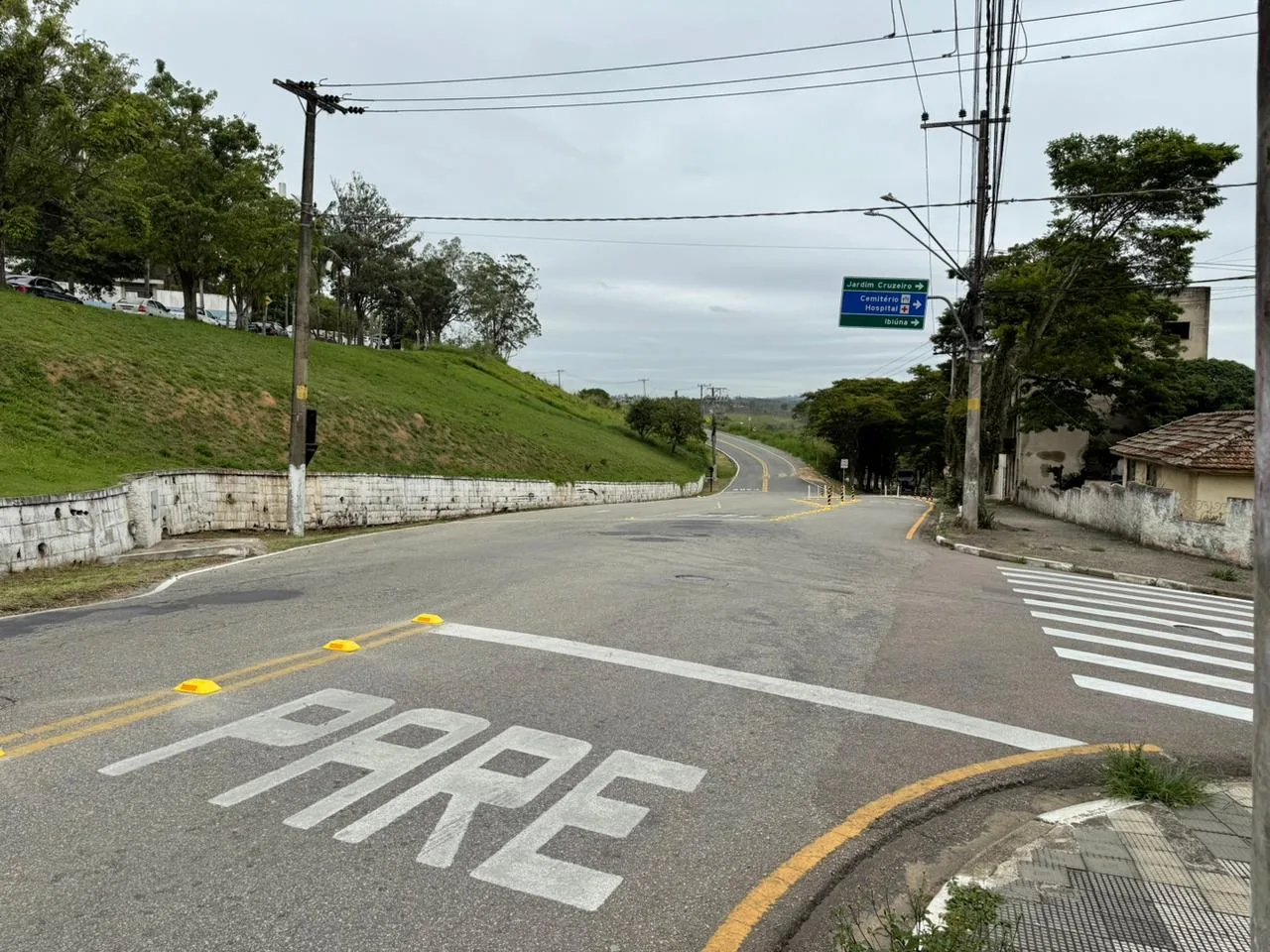 Prefeitura de Mairinque finaliza mudança para sentido único e implanta nova sinalização viária em trecho da Avenida Lamartine Navarro