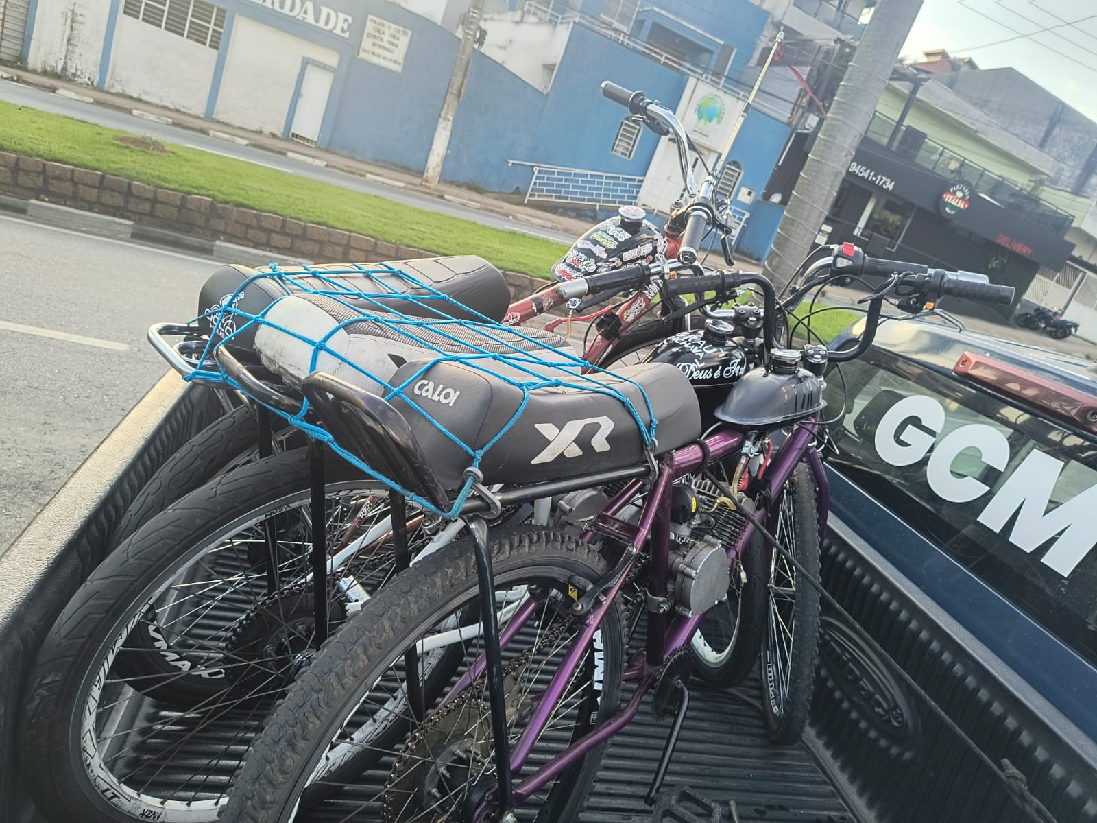Bicicletas motorizadas apreendidas pela GCM de São Roque durante fiscalização no centro da cidade.