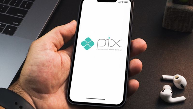 Como não cair no golpe que troca o QR Code do Pix nas compras on-line?