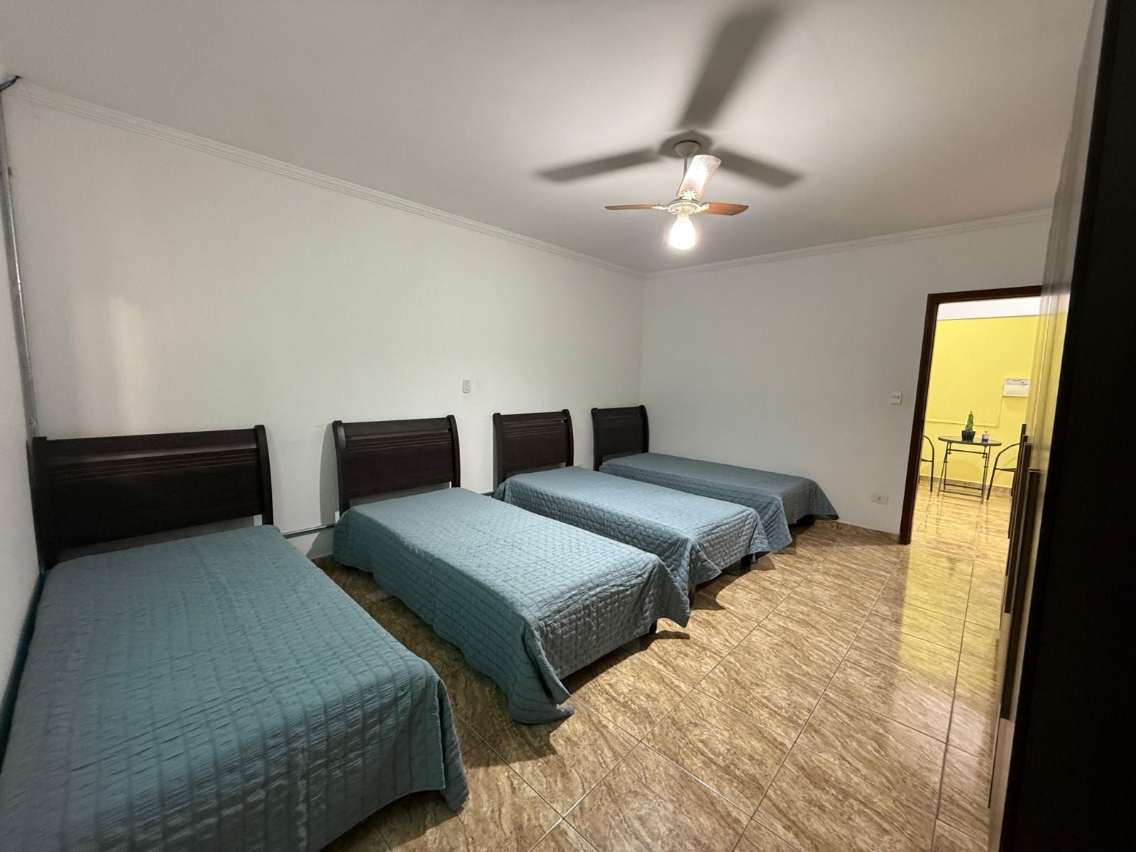 Interior da nova Residência Terapêutica em Mairinque, mostrando espaços acolhedores para moradores.